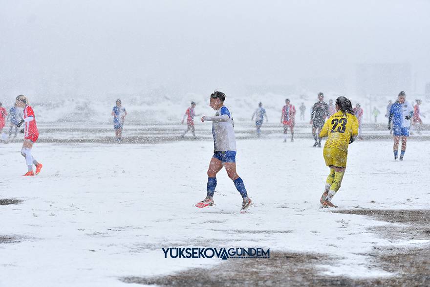 Yüksekova Belediyespor kar ve çamura rağmen kazandı 12