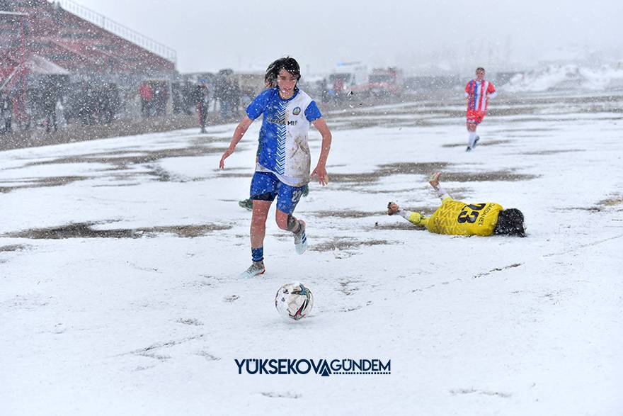 Yüksekova Belediyespor kar ve çamura rağmen kazandı 13