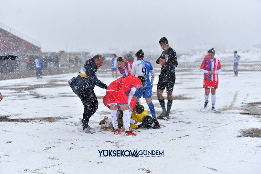 Yüksekova Belediyespor kar ve çamura rağmen kazandı 14