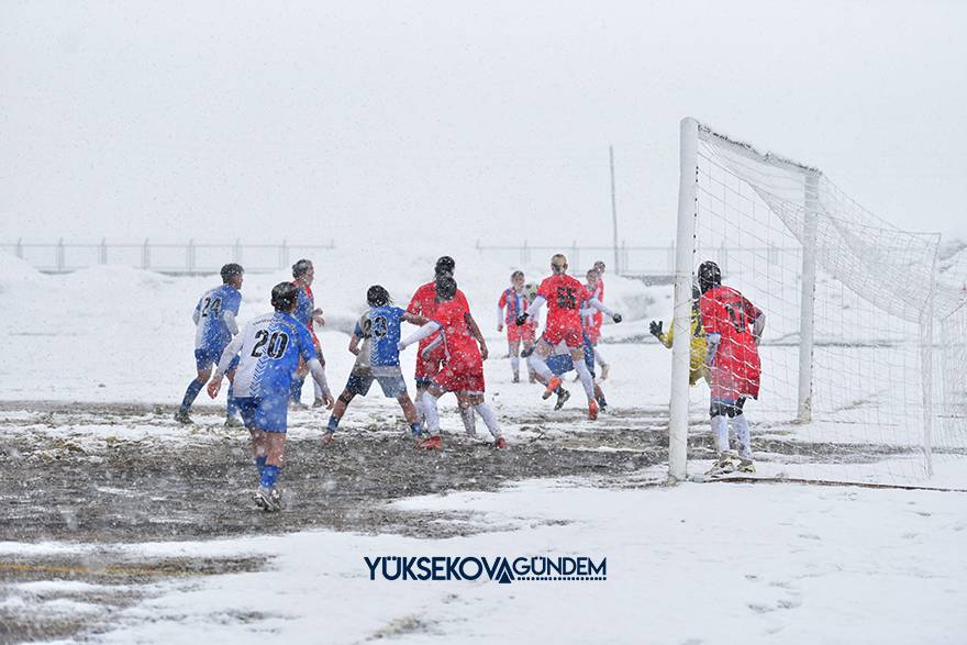 Yüksekova Belediyespor kar ve çamura rağmen kazandı 16