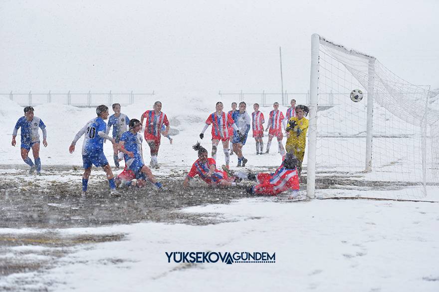 Yüksekova Belediyespor kar ve çamura rağmen kazandı 17