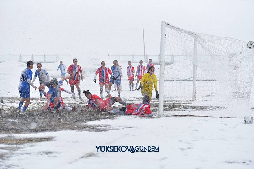 Yüksekova Belediyespor kar ve çamura rağmen kazandı 18