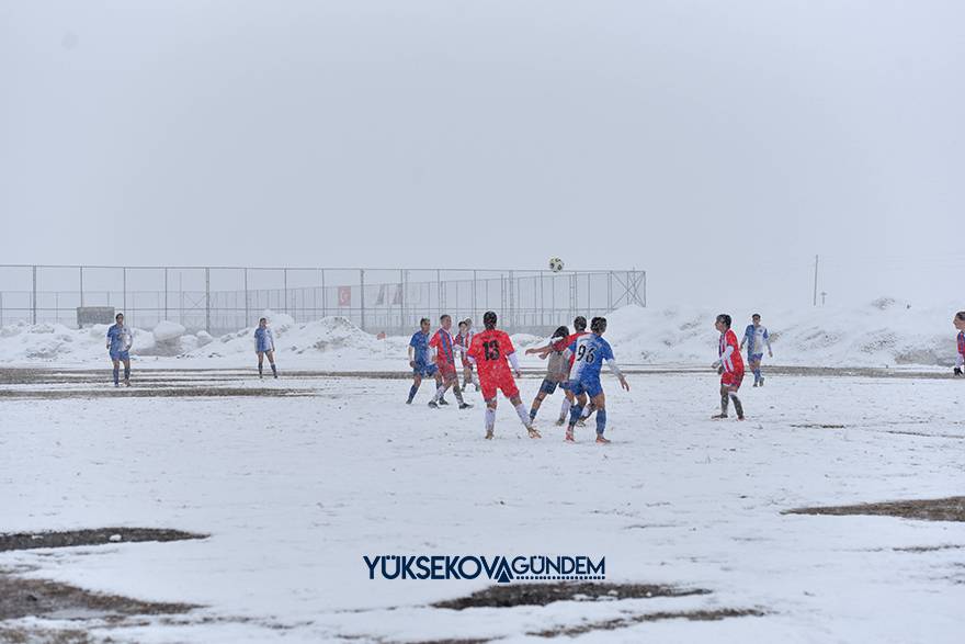 Yüksekova Belediyespor kar ve çamura rağmen kazandı 22