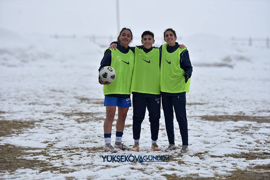 Yüksekova Belediyespor kar ve çamura rağmen kazandı 24