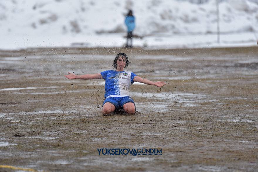 Yüksekova Belediyespor kar ve çamura rağmen kazandı 34