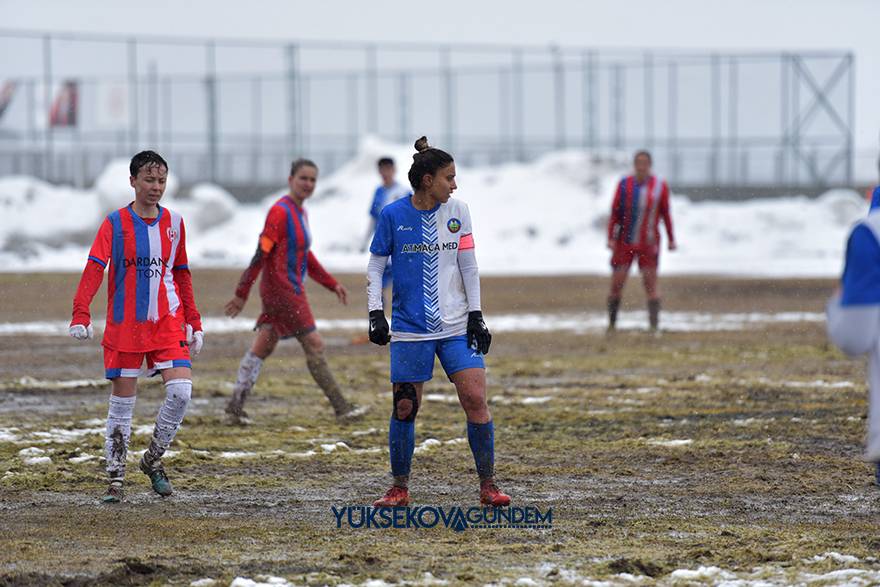 Yüksekova Belediyespor kar ve çamura rağmen kazandı 37