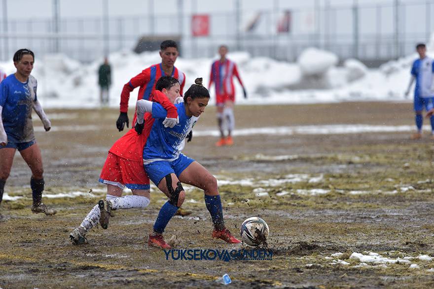 Yüksekova Belediyespor kar ve çamura rağmen kazandı 39