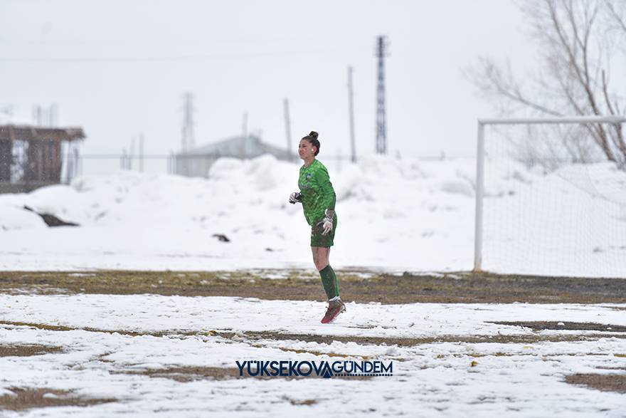 Yüksekova Belediyespor kar ve çamura rağmen kazandı 40