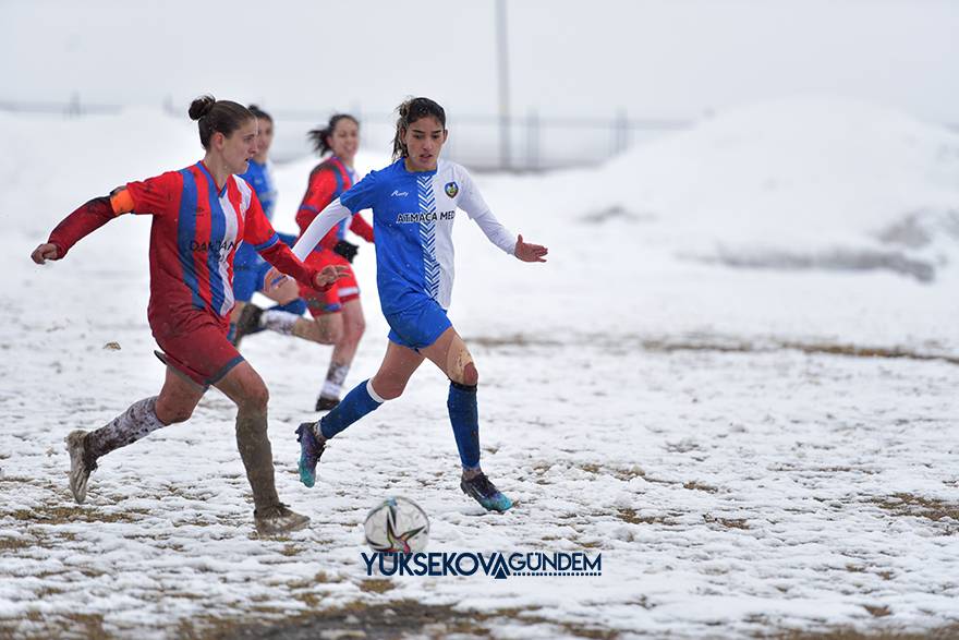 Yüksekova Belediyespor kar ve çamura rağmen kazandı 47