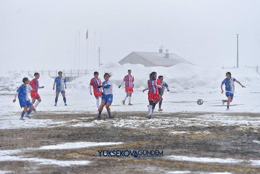 Yüksekova Belediyespor kar ve çamura rağmen kazandı 5