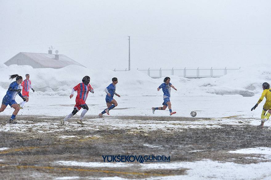 Yüksekova Belediyespor kar ve çamura rağmen kazandı 6