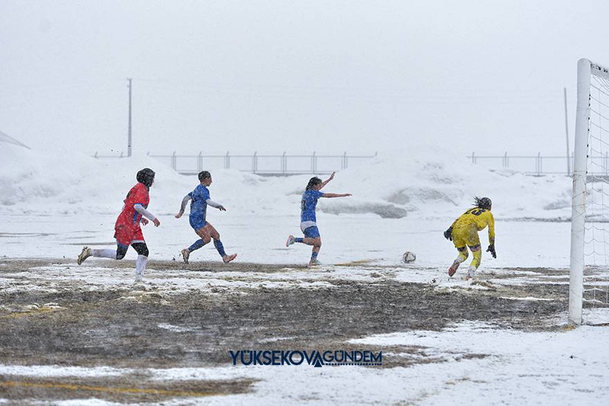 Yüksekova Belediyespor kar ve çamura rağmen kazandı 7