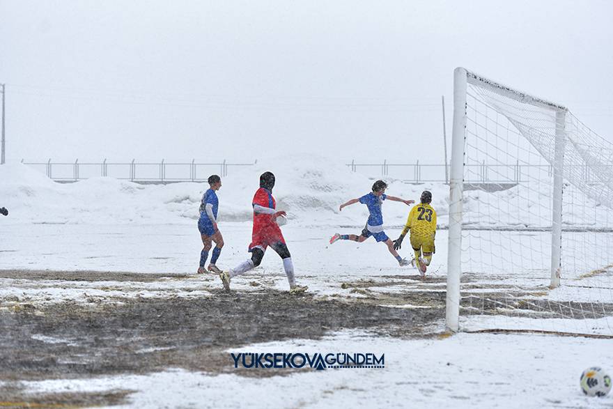 Yüksekova Belediyespor kar ve çamura rağmen kazandı 8