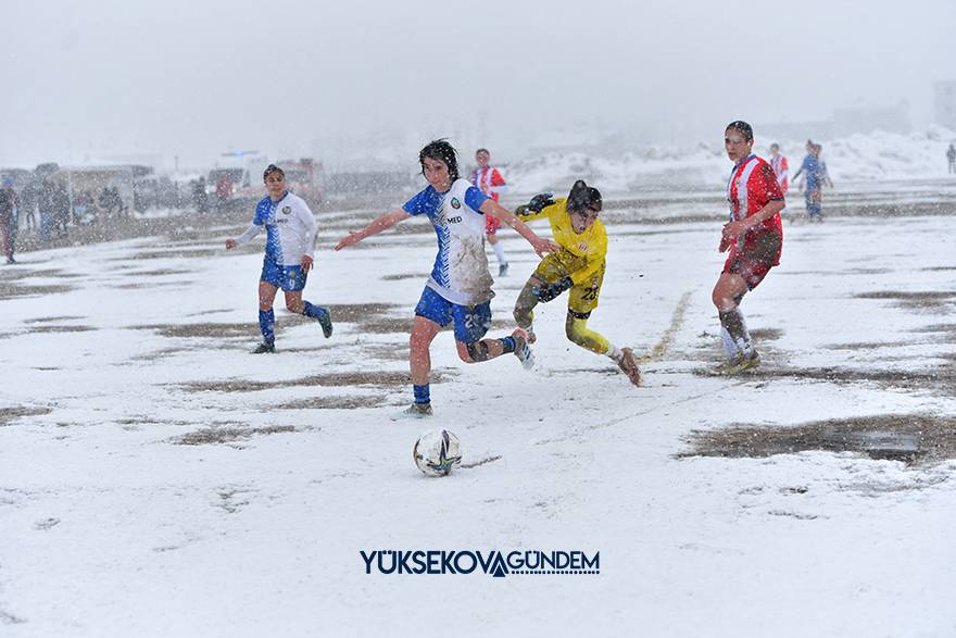 Yüksekova Belediyespor kar ve çamura rağmen kazandı 9