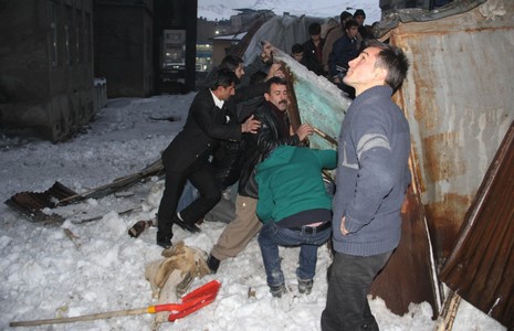 Hakkari'de çatıda düşen buz can aldı