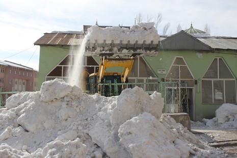 Cami bahçeleri kardan temizleniyor