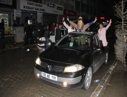 Hakkari zaferini kutladı