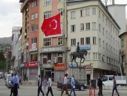 Hakkari'de bayraklar yarıya indirildi