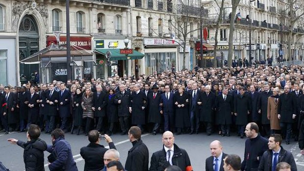 Dünya 'Paris yürüyüşünün' arka planını konuşuyor!