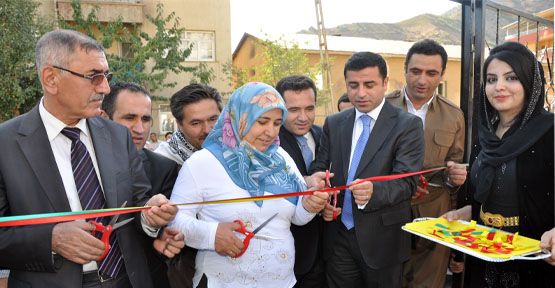 Şemdinli'de çocuk parkı ve kadın evi açıldı