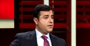 Demirtaş'tan Diyanet'e Türkçe Hutbe Tepkisi, 'Allah Kürtçe Bilmiyor mu?'