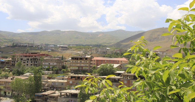 Hakkari uzun aradan sonra top sesleri ile yankılandı