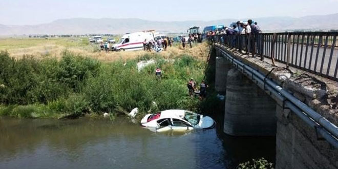 Otomobil nehre uçtu, 6 kişi hayatını kaybetti