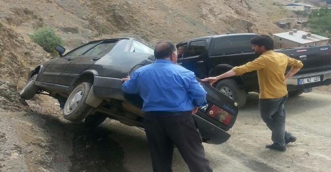 Hakkari'de kaza yapan sürücü ölümden döndü