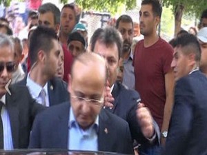 Asker cenazesinde Akdoğan’a protesto