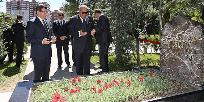 Davutoğlu’ndan Alparslan Türkeş’in mezarına ziyaret