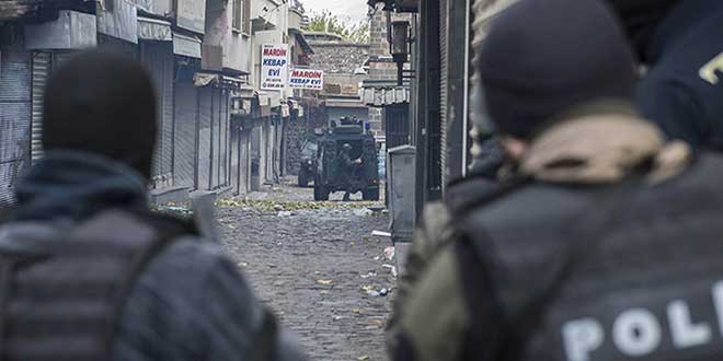 Sur’da yasak sürüyor: Çok sayıda sivil ve 4 polis yaralandı