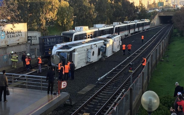 İzmir metrosunda vagon devrildi