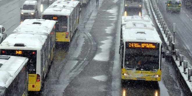 Metrobüs hattında kaza: 5 yaralı