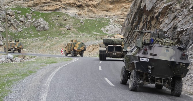 Çukurca'dan Yüksekova'ya tank sevkiyatı yapıldı