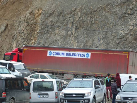 Çorum Belediyesi'ne ait TIR'lar Hakkari'de