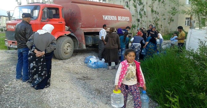 Yüksekova'da İtfaiye ekipleri vatandaşlara su dağıtıyor