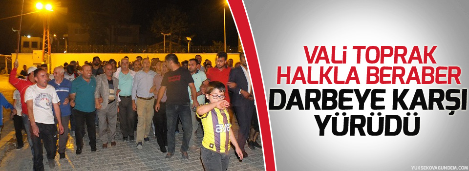 Hakkari Valisi Toprak, darbeye karşı yürüdü