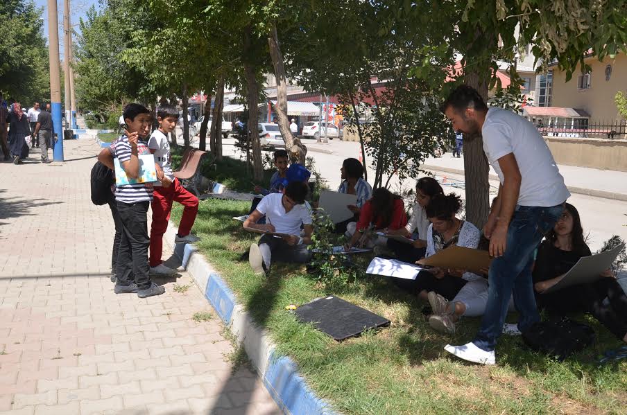 Yüksekova'da açık havada resim kursu