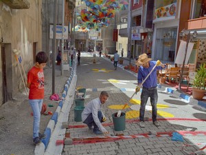 Hakkari’nin şemsiyeli sokağı boyanıyor