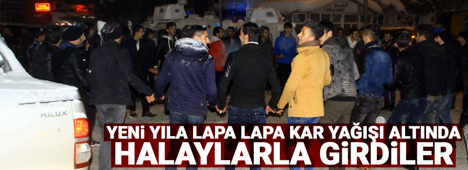 Yeni yıla lapa lapa kar yağışı altında halaylarla girdiler