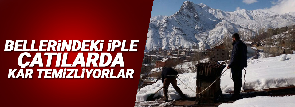 Bellerindeki iple çatılarda kar temizliyorlar