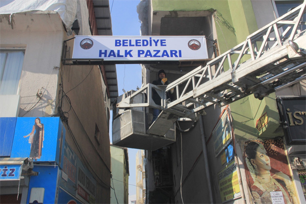 Belediye halk pazarı yeni tabelasına kavuştu