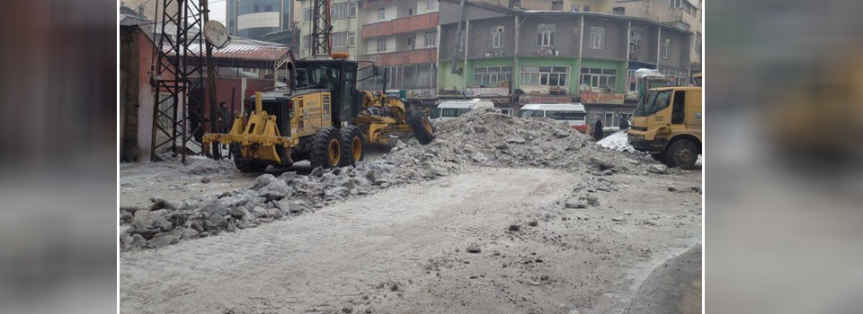 Yüksekova'da buzla mücadele çalışması