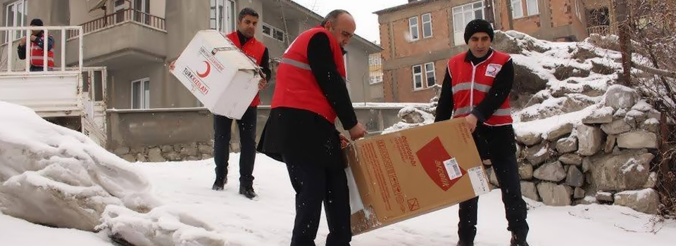 Hakkari'de Evleri Yanan ailelere yardım