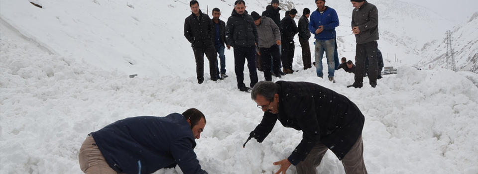 Karayoluna düşen çığı elle temizlediler