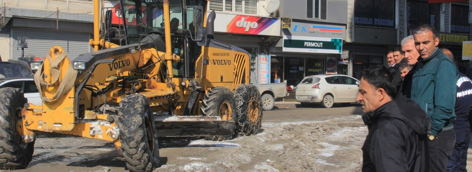 Hakkari belediyesinden buzla mücadele çalışması