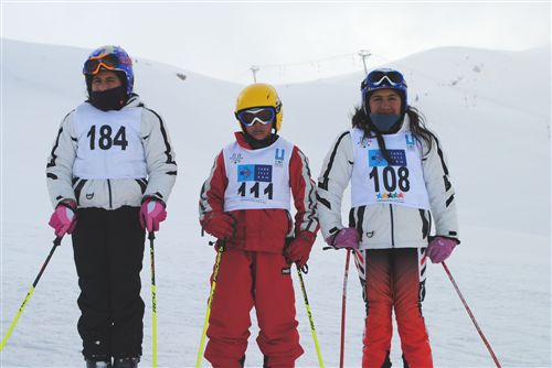 Hakkari'de Okullar Arası Kayak Yarışması Yapıldı