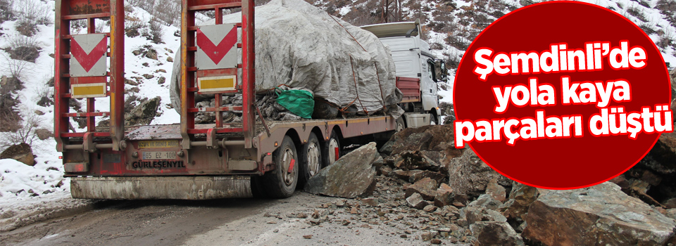 Şemdinli’de yola kaya parçaları düştü