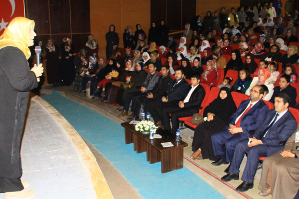 Hakkari'de ‘Bilgi ve Değer Bağlamında Kadın’ paneli