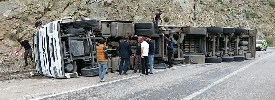 Yüksekova yolunda tır devrildi: 1 yaralı